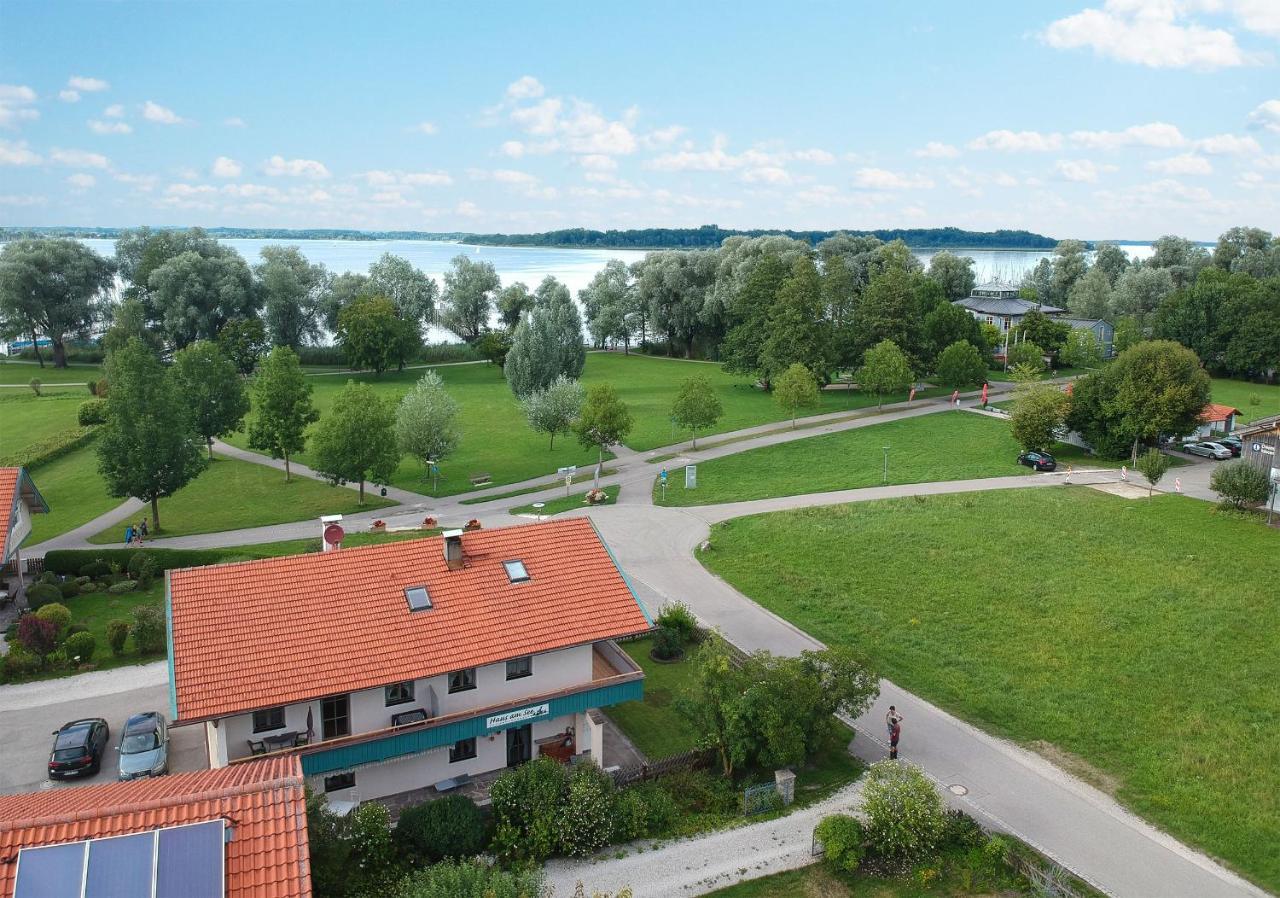 Ferienwohnungen Haus Am See Бернау ам Кимзе Екстериор снимка