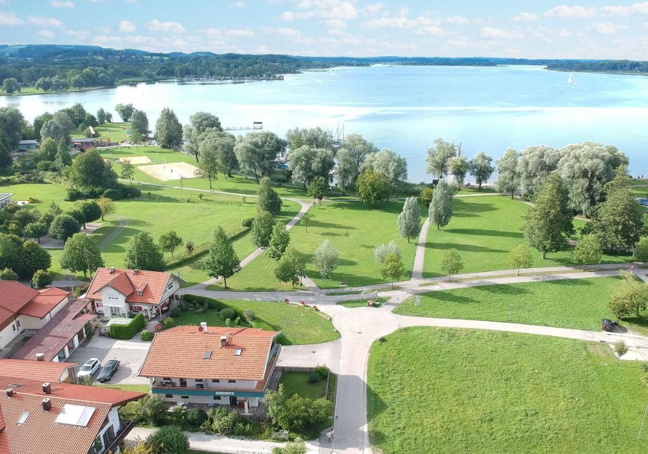 Ferienwohnungen Haus Am See Бернау ам Кимзе Екстериор снимка