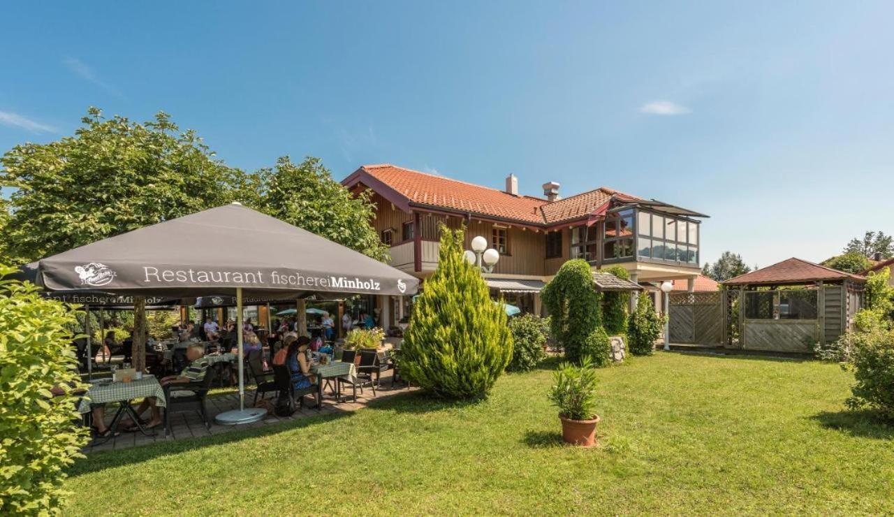 Ferienwohnungen Haus Am See Бернау ам Кимзе Екстериор снимка