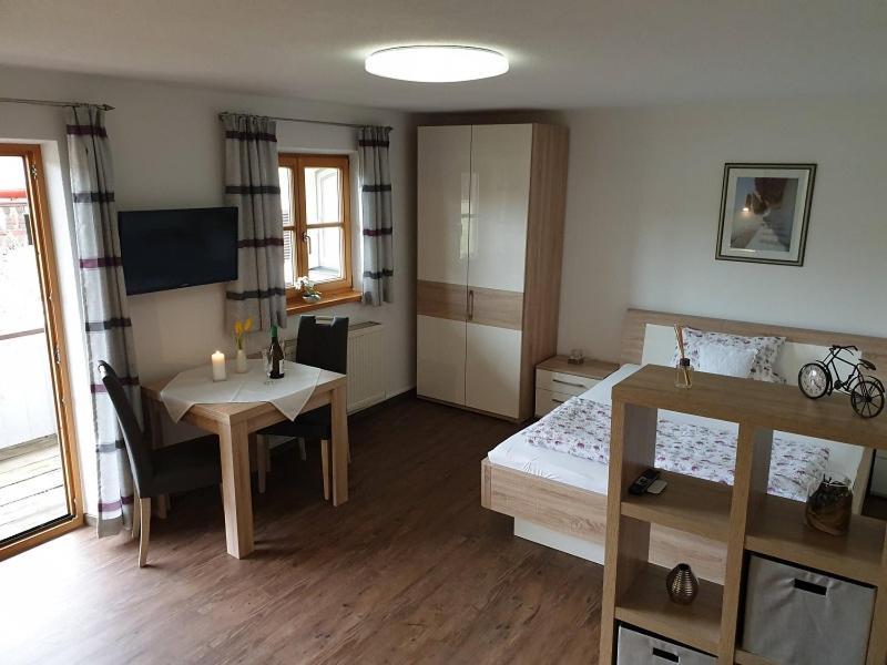 Ferienwohnungen Haus Am See Бернау ам Кимзе Екстериор снимка