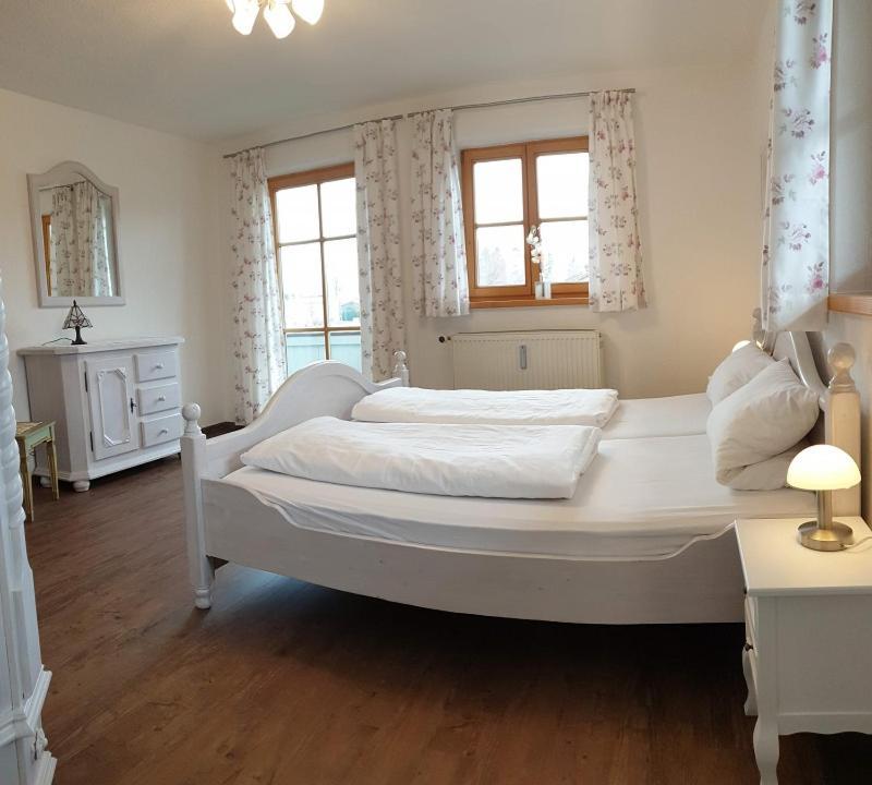 Ferienwohnungen Haus Am See Бернау ам Кимзе Екстериор снимка