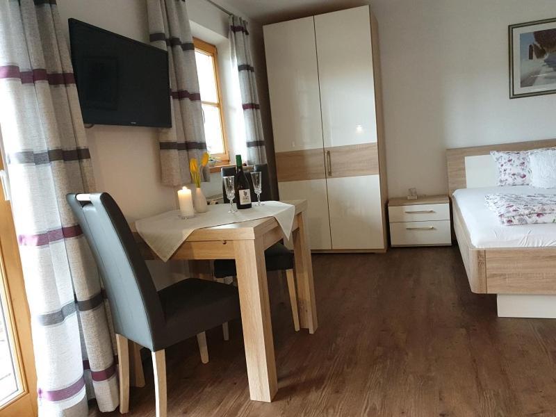 Ferienwohnungen Haus Am See Бернау ам Кимзе Екстериор снимка